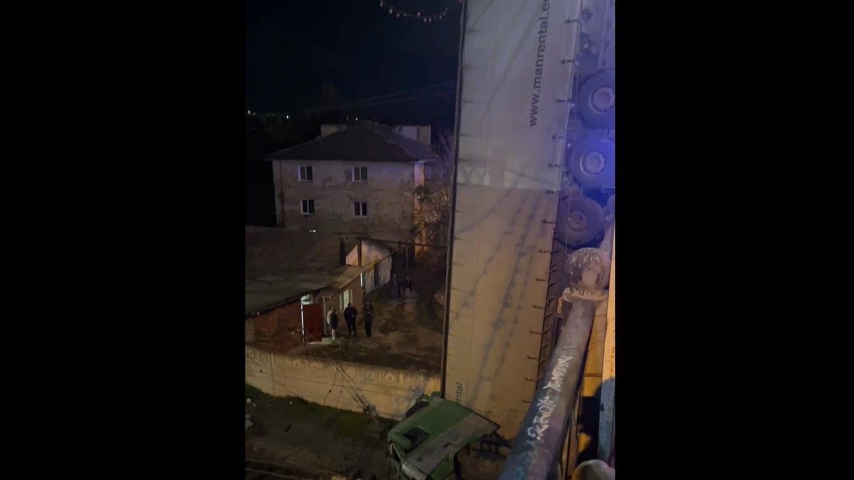 В Симферополе на жд-пути упал грузовик: из-за ДТП задерживаются поезда в Крым