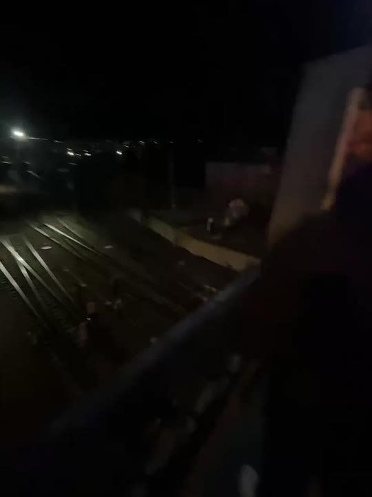 Грузовик сорвался с моста на ж/д пути в Симферополе