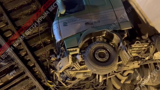 Рухнувшую фуру в Симферополе будут опускать на ж/д пути с помощью крана