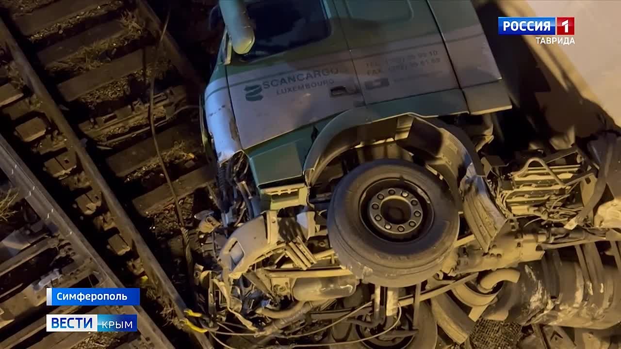 В Симферополе перекрыли движение на участке улицы Ким из-за демонтажа рухнувшей с моста фуры