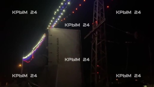 Фуру, рухнувшую с моста на ЖД пути в Симферополе, уберут утром