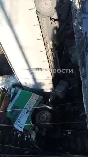 Свежие кадры с улицы Ким в Симферополе, где фура сорвалась с моста
