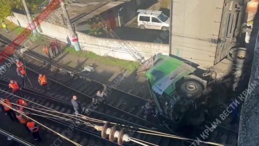 Водитель рухнувшей фуры в Симферополе повредил только палец