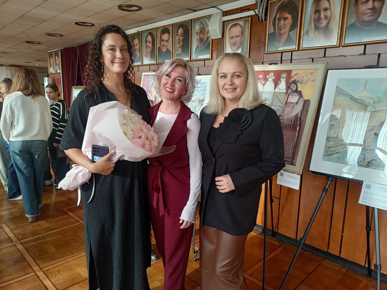 В преддверии государственного праздника - Дня народного единства, в Государственном академическом музыкальном театре Республики Крым открылась выставка «В единстве - сила!» В преддверии государственного праздника - Дня народного единства, в Государственном академическом музыкальном театре Республики Крым открылась выставка «В единстве - сила!»