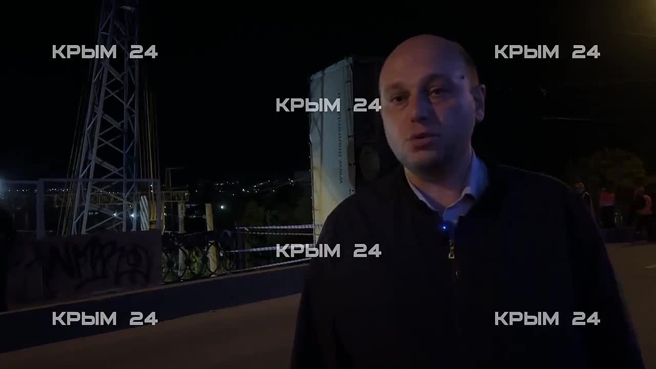 Работы по устранению последствий ДТП с фурой на мосту в Симферополе займут более двух часов