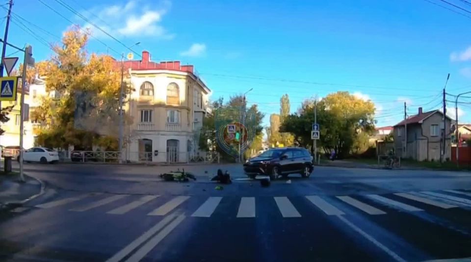 Легковушка сбила подростка на мопеде в Севастополе