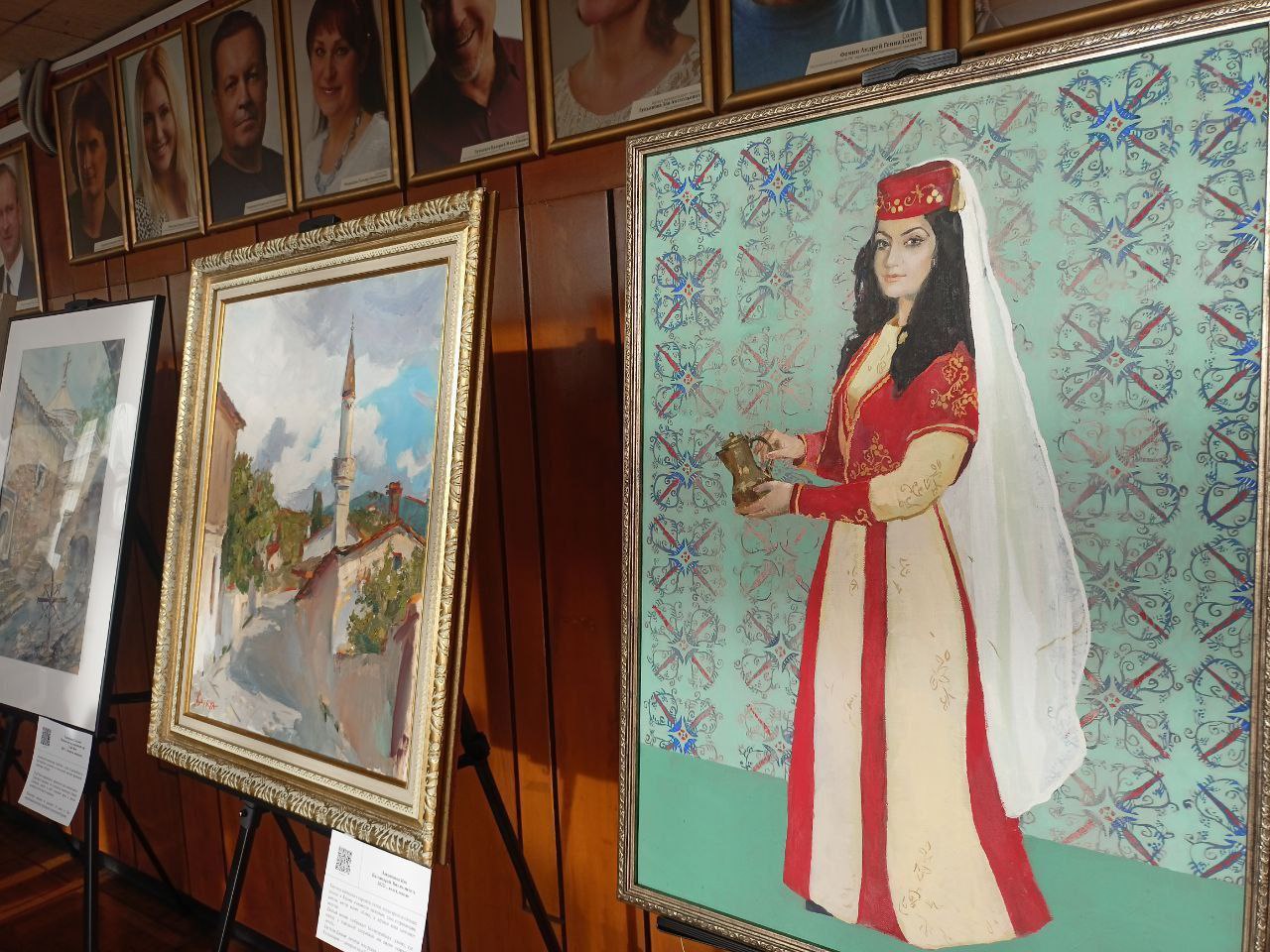 В преддверии государственного праздника - Дня народного единства, в Государственном академическом музыкальном театре Республики Крым открылась выставка «В единстве - сила!» В преддверии государственного праздника - Дня народного единства, в Государственном академическом музыкальном театре Республики Крым открылась выставка «В единстве - сила!»