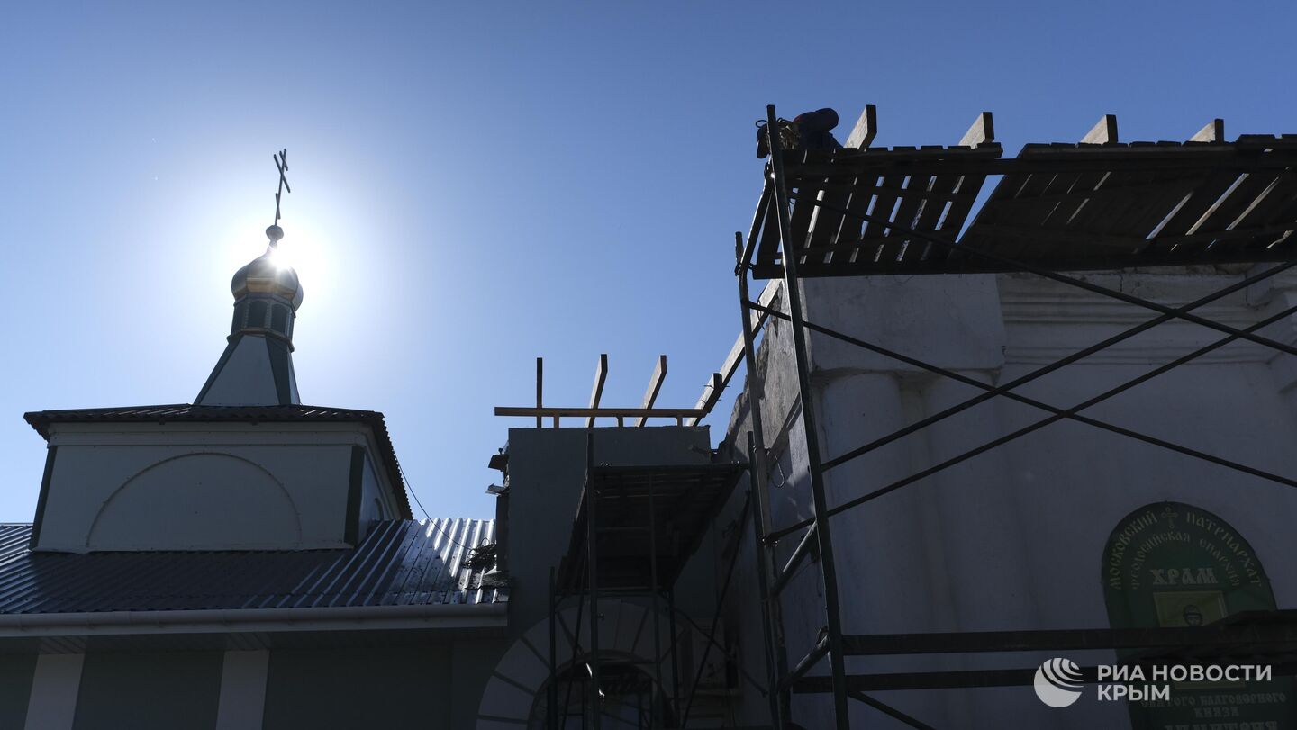 Тепло божьего дома – в Керчи прихожане ремонтируют кровлю храма Тепло божьего дома – в Керчи прихожане ремонтируют кровлю храма