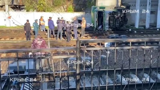 Лишь сломал мизинец на рукеВодитель рухнувшей фуры с моста в Симферополе практически не пострадал