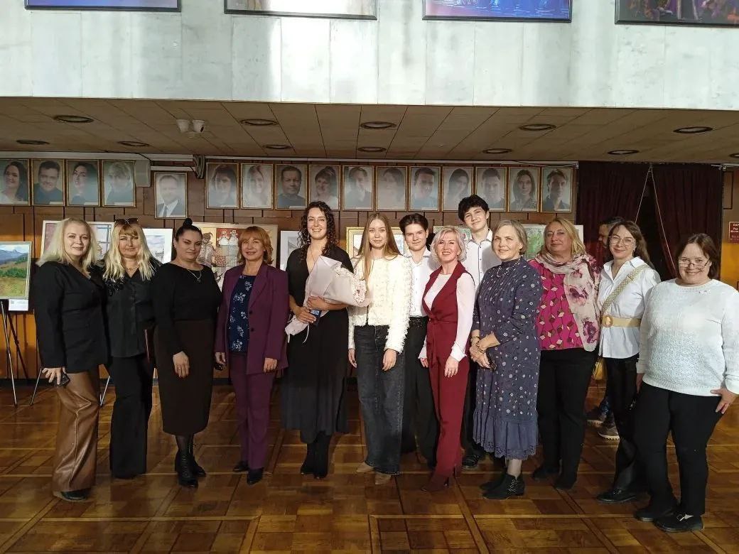 В преддверии государственного праздника - Дня народного единства, в Государственном академическом музыкальном театре Республики Крым открылась выставка «В единстве - сила!» В преддверии государственного праздника - Дня народного единства, в Государственном академическом музыкальном театре Республики Крым открылась выставка «В единстве - сила!»