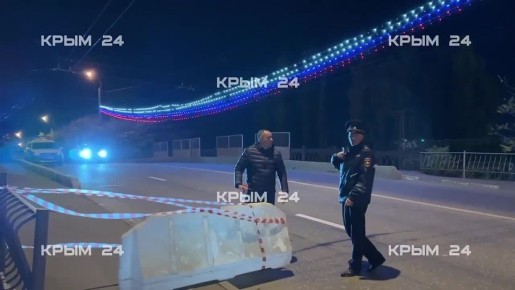 В Симферополе на мосту по улице Ким сняли троллейбусные провода, чтобы приступить к демонтажу упавшей фуры