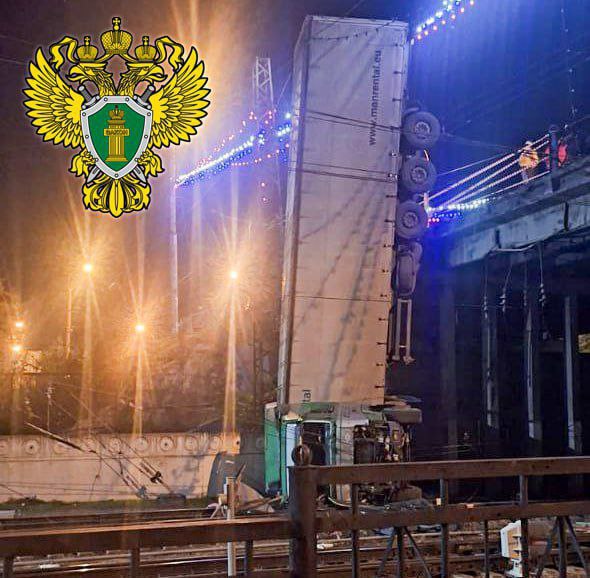 Фура упала с моста в Симферополе, пробив железнодорожное полотно, рассказали в пресс-службе ГУ МЧС по Республике Крым