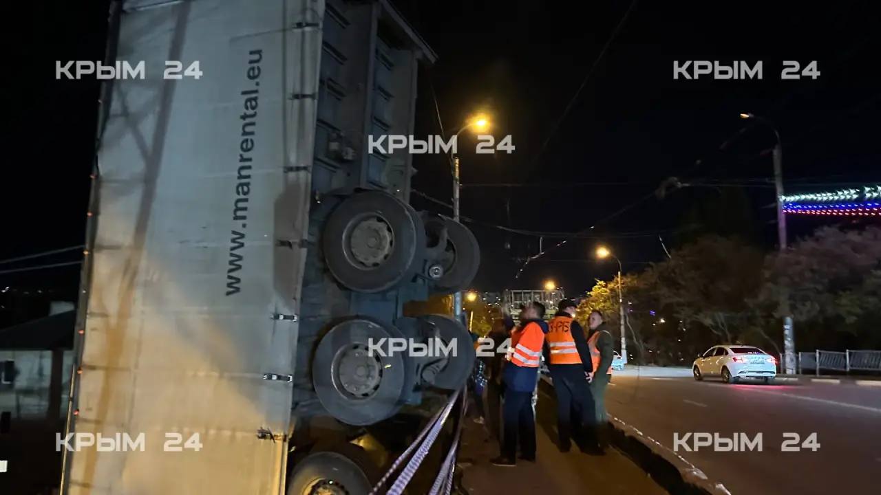 В Симферополе упавшую с моста фуру распиливать не будут