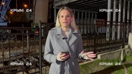 Фуру, которая упала с моста на ЖД пути в Симферополе прошлой ночью, демонтируют после 22:00