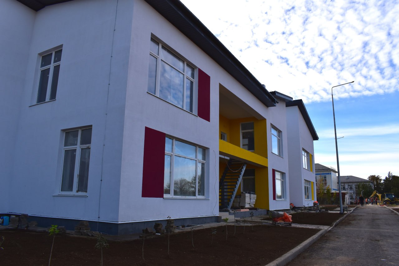 Эдуард Щёголев: В селе Амурское Красногвардейского района на ул. Молодёжная продолжается строительство детского сада на 280 мест Эдуард Щёголев: В селе Амурское Красногвардейского района на ул. Молодёжная продолжается строительство детского сада на 280 мест