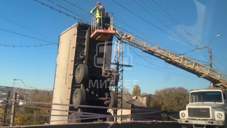 В Симферополе готовятся поднимать фуру, упавшую накануне с моста на ж/д пути