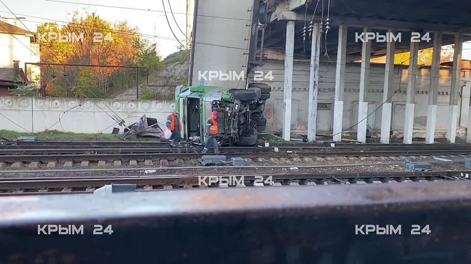 Стоит, как столб. Показываем фуру, рухнувшую с моста в Симферополе