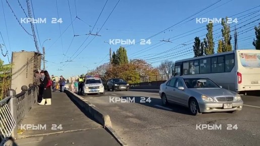 Одна из полос для движения автомобилей по мосту на улице Ким в Симферополе остается перекрытой