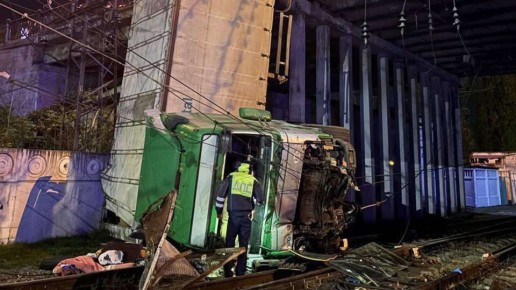 Стала известна причина падения фуры с моста в Симферополе