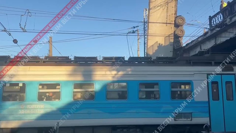 Упавшая фура не осложняет движение транспорта по ж/д путям в Симферополе