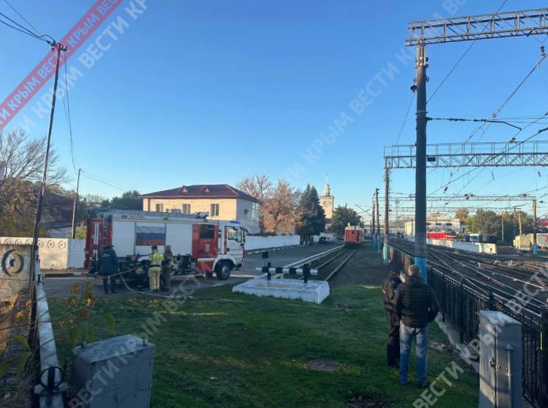 Предварительно, фуру, упавшую на ж/д пути в Симферополе, планируют разрезать на две части Предварительно, фуру, упавшую на ж/д пути в Симферополе, планируют разрезать на две части