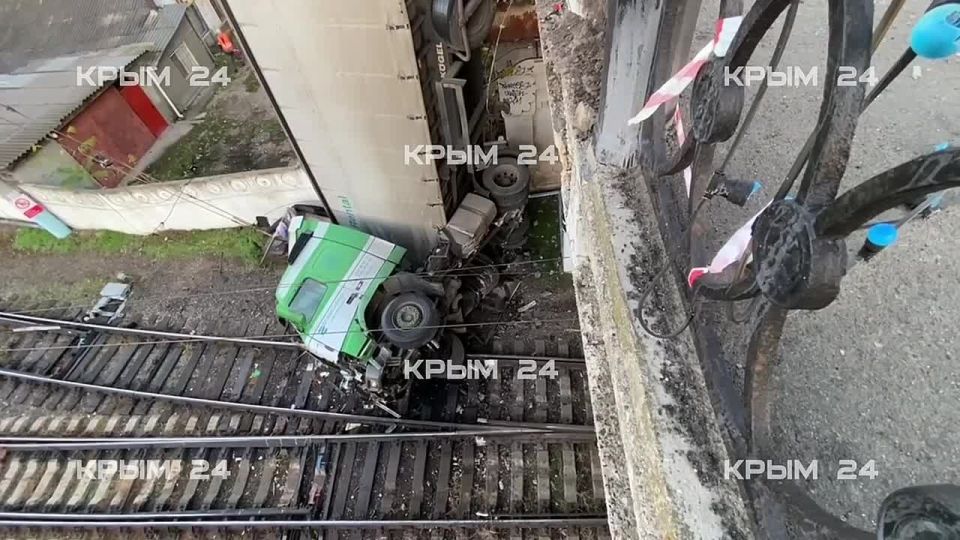 Рухнувшая фура не мешает движению основной части поездов и электричек в Симферополе