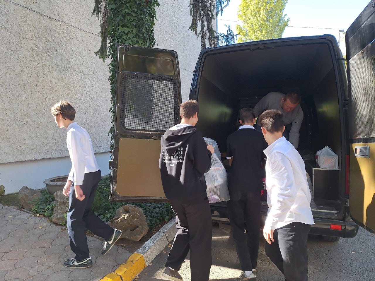 Учителя, учащиеся и их родители МБОУ СОШДС «Лингвист» присоединились к сбору гуманитарной помощи для раненых бойцов Учителя, учащиеся и их родители МБОУ СОШДС «Лингвист» присоединились к сбору гуманитарной помощи для раненых бойцов