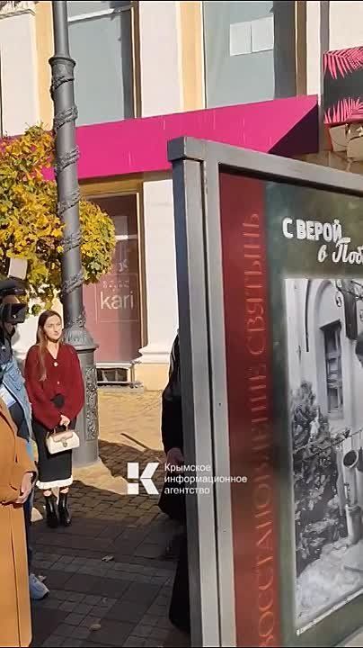 В центре Симферополя открылась фотовыставка «С верой в Победу!»