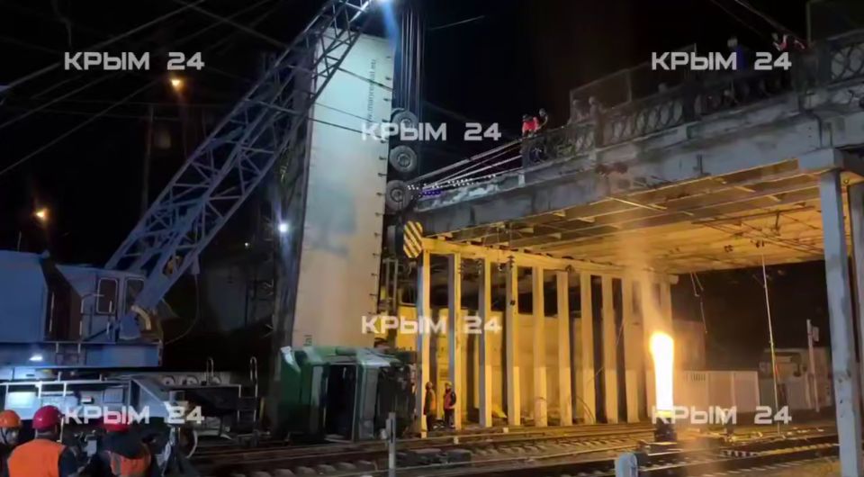 Работы по устранению последствий ДТП с фурой на мосту в Симферополе займут более двух часов