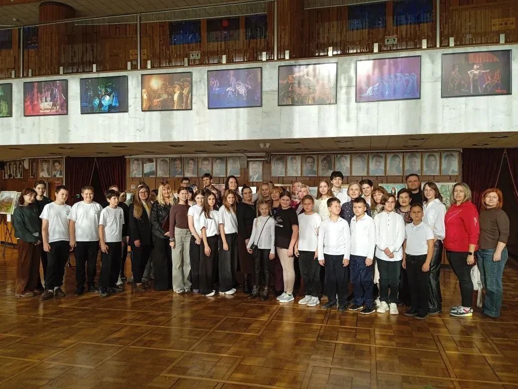 В преддверии государственного праздника - Дня народного единства, в Государственном академическом музыкальном театре Республики Крым открылась выставка «В единстве - сила!» В преддверии государственного праздника - Дня народного единства, в Государственном академическом музыкальном театре Республики Крым открылась выставка «В единстве - сила!»