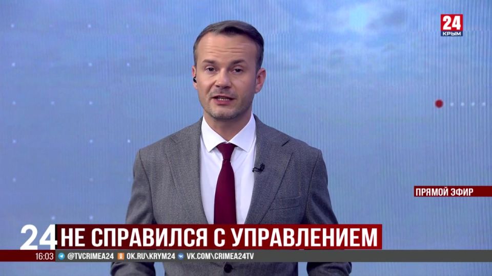 Фуру, которая этой ночью упала с моста на железнодорожные пути в Симферополе, демонтируют после 22 часов