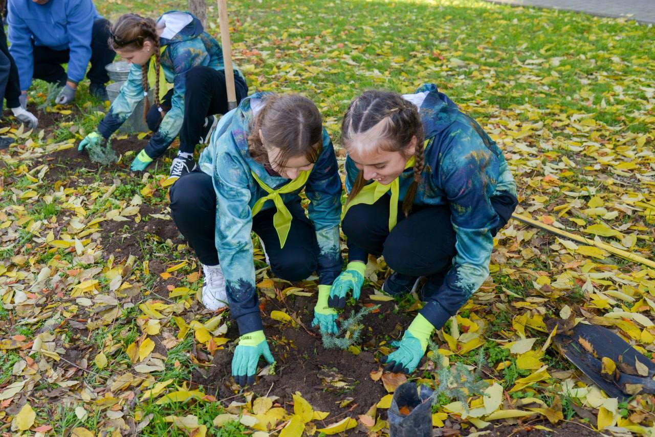 Александр Юрьев: Сегодня вместе с министром экологии и природных ресурсов РК Ольгой Шевцовой и ребятами из школьных лесничеств Республики Крым высадили 42 можжевельника казацкого на ул. Дувановской и ул. Бартенева Александр Юрьев: Сегодня вместе с министром экологии и природных ресурсов РК Ольгой Шевцовой и ребятами из школьных лесничеств Республики Крым высадили 42 можжевельника казацкого на ул. Дувановской и ул. Бартенева