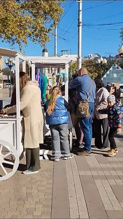 В центре Симферополя сейчас проходит ярмарка