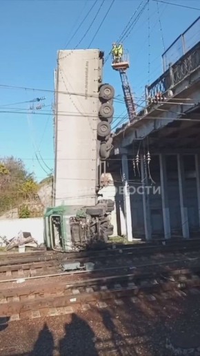 Полиция назвала предварительную причину падения фуры с моста в Симферополе