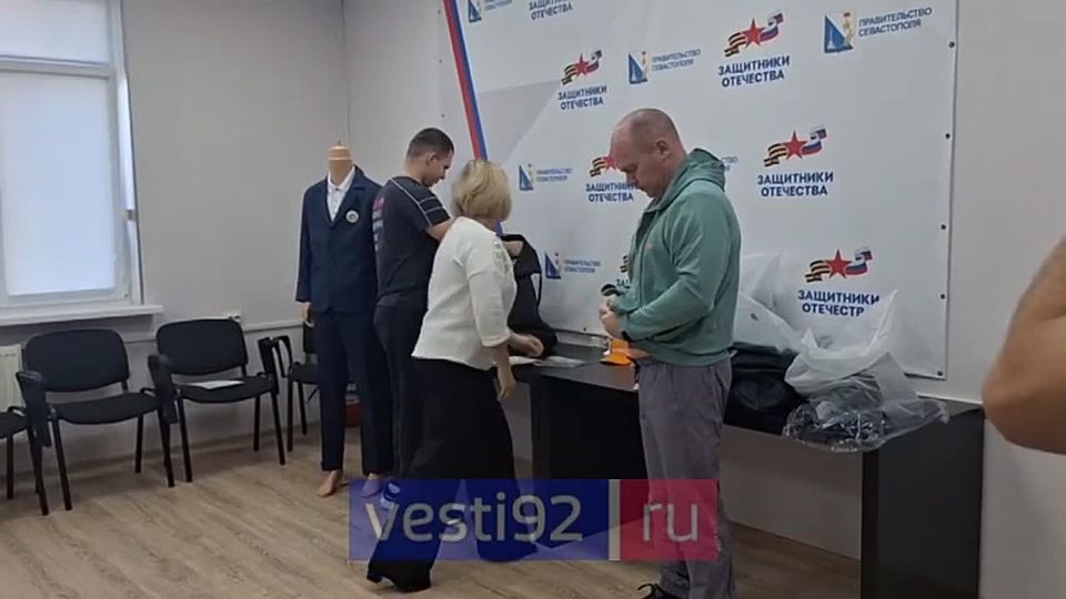 В Севастополе впервые вручили комплекты адаптивной одежды ветеранам СВО с ограниченными возможностями здоровья