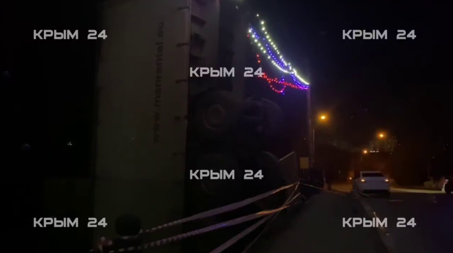 Фуру, рухнувшую с моста на ЖД пути в Симферополе, готовят к демонтажу