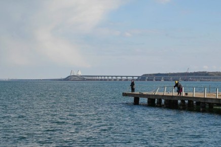 422 авто стоят в очереди перед Крымским мостом