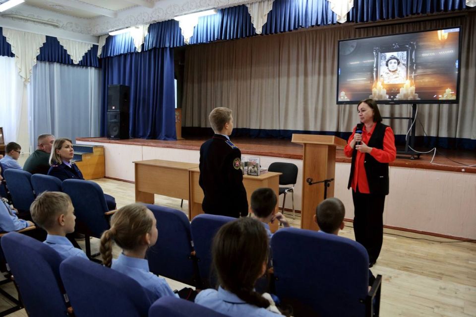 Следователями СК России и родителями погибшего военкора Александра Федорчака проведен урок мужества для учеников подшефной школы