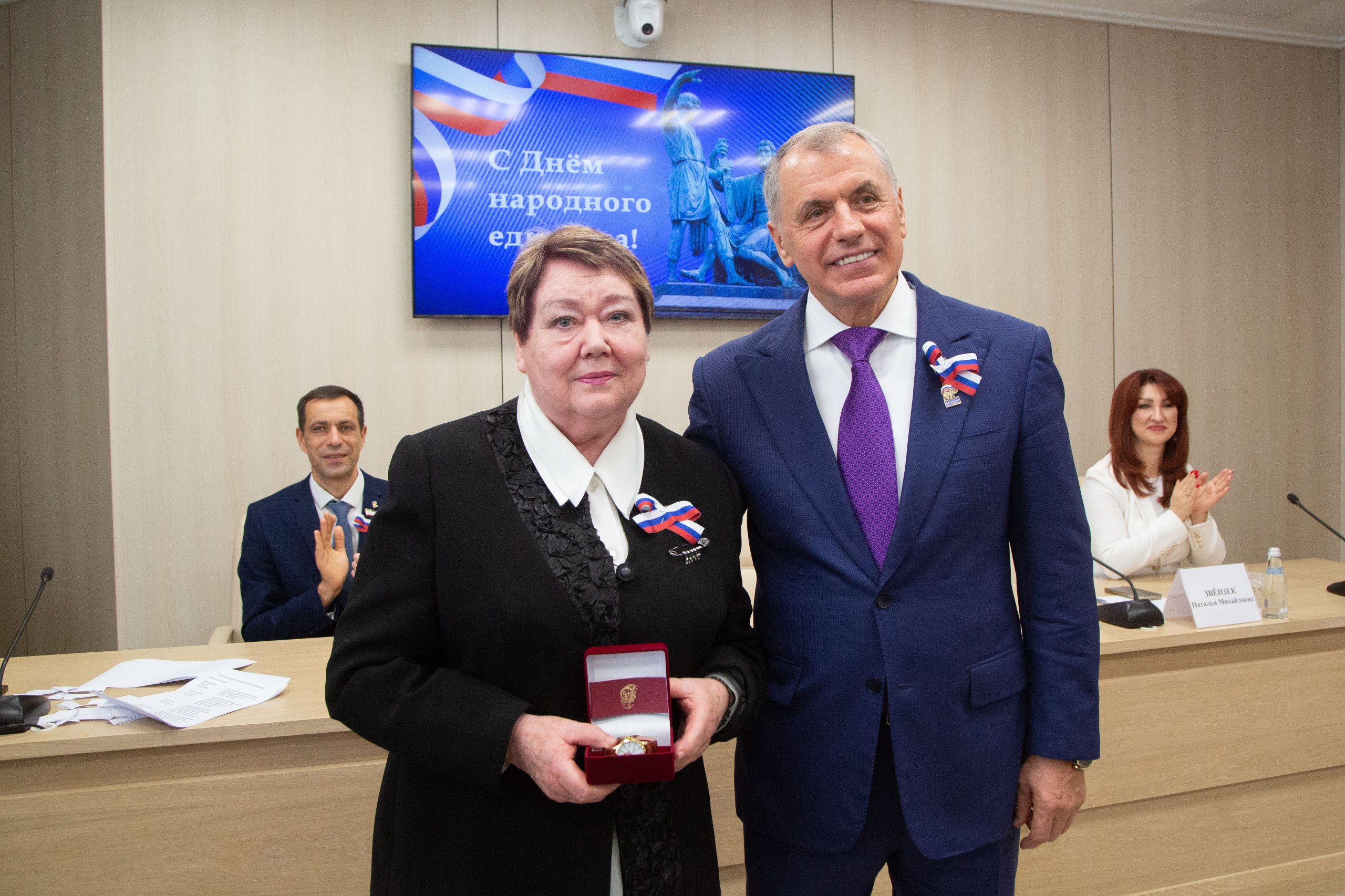 Владимир Константинов: В канун Дня народного единства вручил крымчанам заслуженные награды, а нашим юным согражданам — первые паспорта Владимир Константинов: В канун Дня народного единства вручил крымчанам заслуженные награды, а нашим юным согражданам — первые паспорта