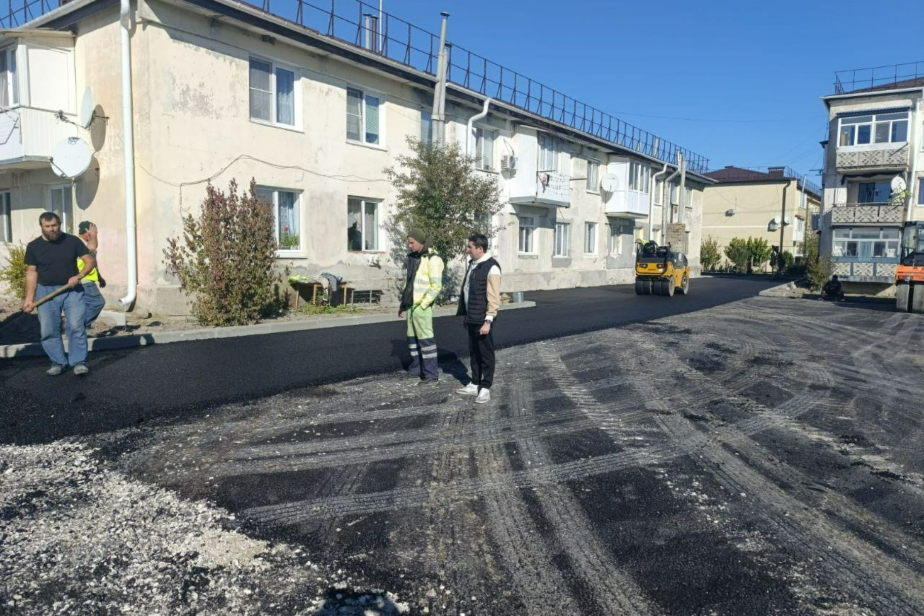 Андрей Падалко осмотрел ход работ по благоустройству (капитальному ремонту) дворовой территории расположенной в с.Железнодорожное