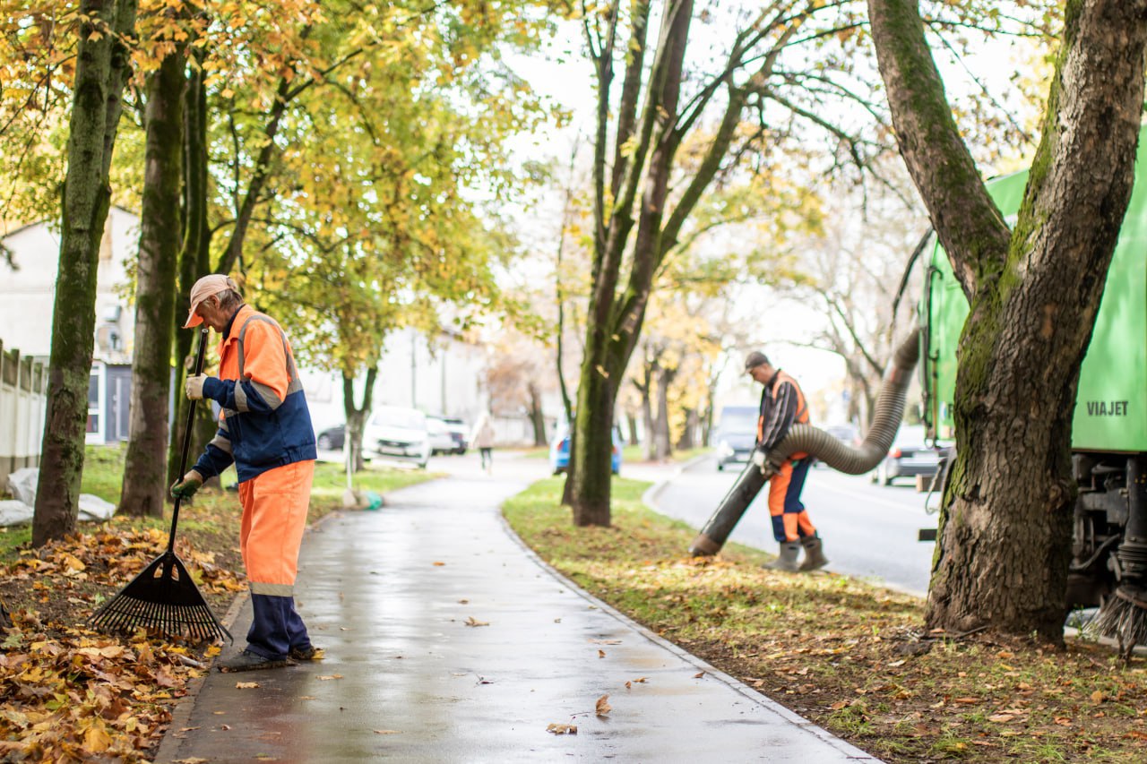 Сотрудники МБУ «Город» неустанно трудятся, чтобы наш город оставался чистым и уютным Сотрудники МБУ «Город» неустанно трудятся, чтобы наш город оставался чистым и уютным