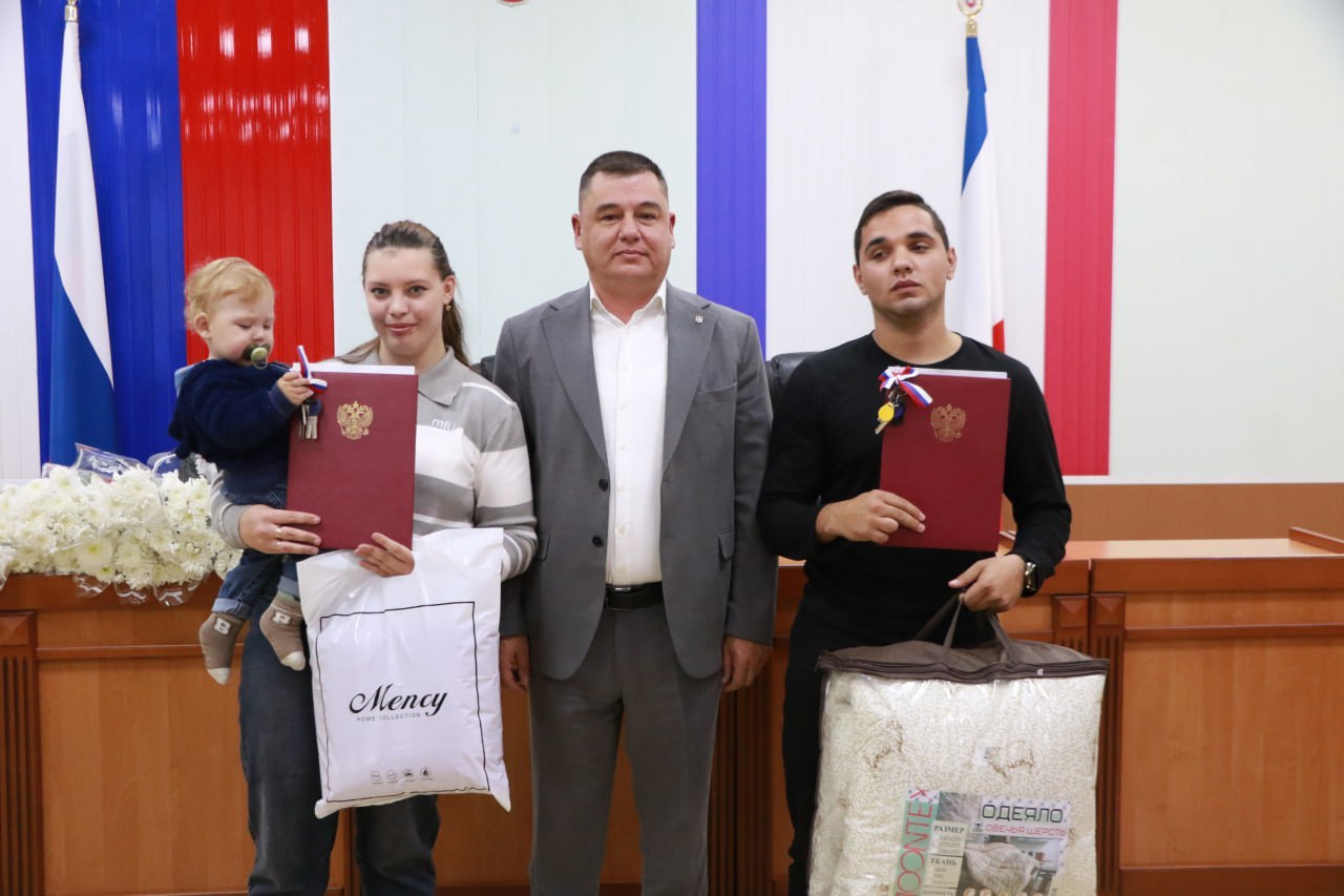 В большом зале администрации Бахчисарайского района состоялось торжественное собрание, посвящённое Дню народного единства