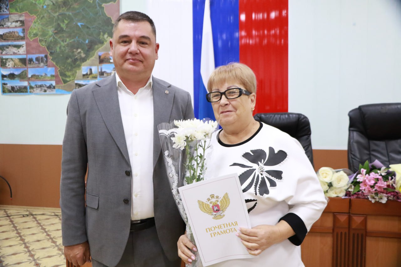 В большом зале администрации Бахчисарайского района состоялось торжественное собрание, посвящённое Дню народного единства В большом зале администрации Бахчисарайского района состоялось торжественное собрание, посвящённое Дню народного единства