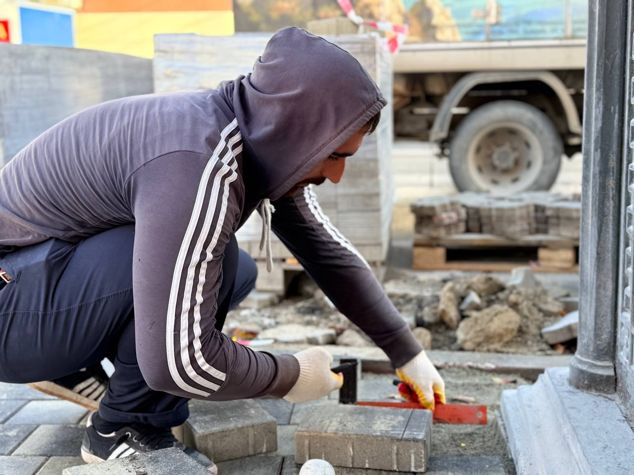 Олег Каторгин: В центре Керчи продолжаются работы по обновлению пешеходных зон Олег Каторгин: В центре Керчи продолжаются работы по обновлению пешеходных зон