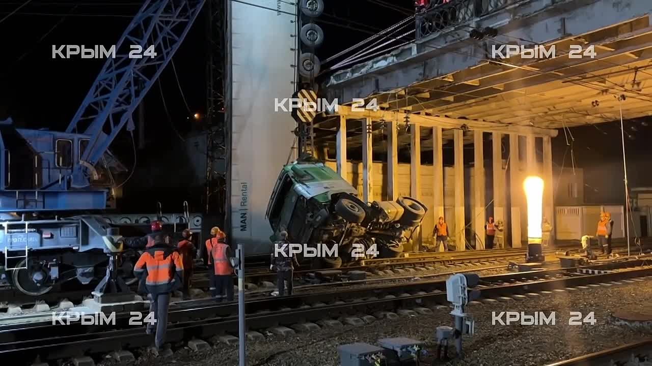 Фуру, рухнувшую с моста в Симферополе, убрали