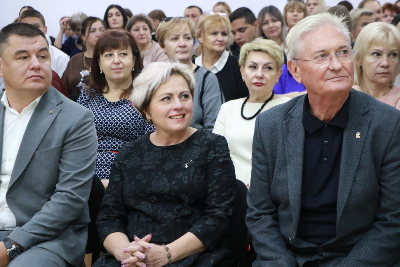 В большом зале администрации Бахчисарайского района состоялось торжественное собрание, посвящённое Дню народного единства В большом зале администрации Бахчисарайского района состоялось торжественное собрание, посвящённое Дню народного единства