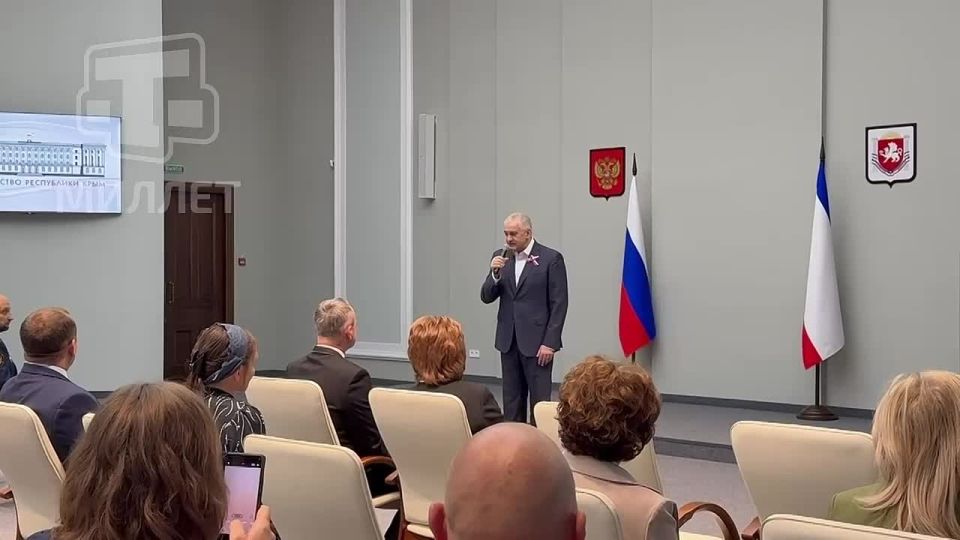 Глава Крыма Сергей Аксёнов вручил крымчанам заслуженные награды и первые паспорта в преддверии Дня народного единства, передаёт корреспондент телеканала «Миллет»