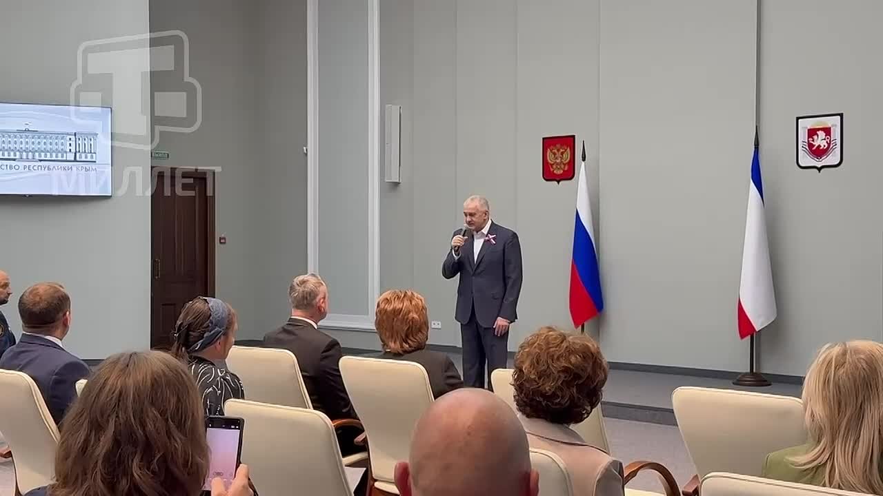 Глава Крыма Сергей Аксёнов вручил крымчанам заслуженные награды и первые паспорта в преддверии Дня народного единства, передаёт корреспондент телеканала «Миллет»