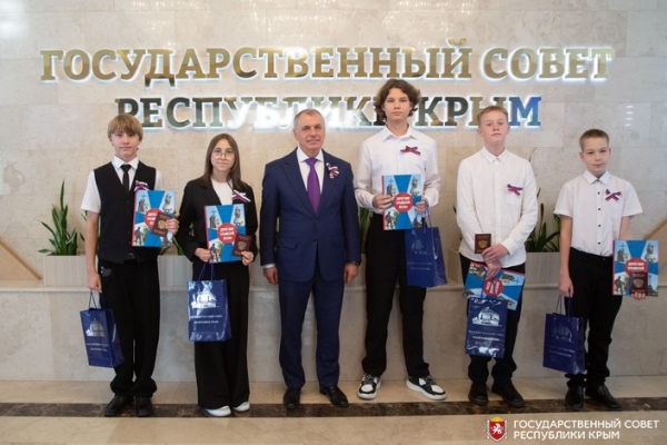 В преддверии Дня народного единства крымчанам вручили заслуженные награды и первые паспорта В преддверии Дня народного единства крымчанам вручили заслуженные награды и первые паспорта
