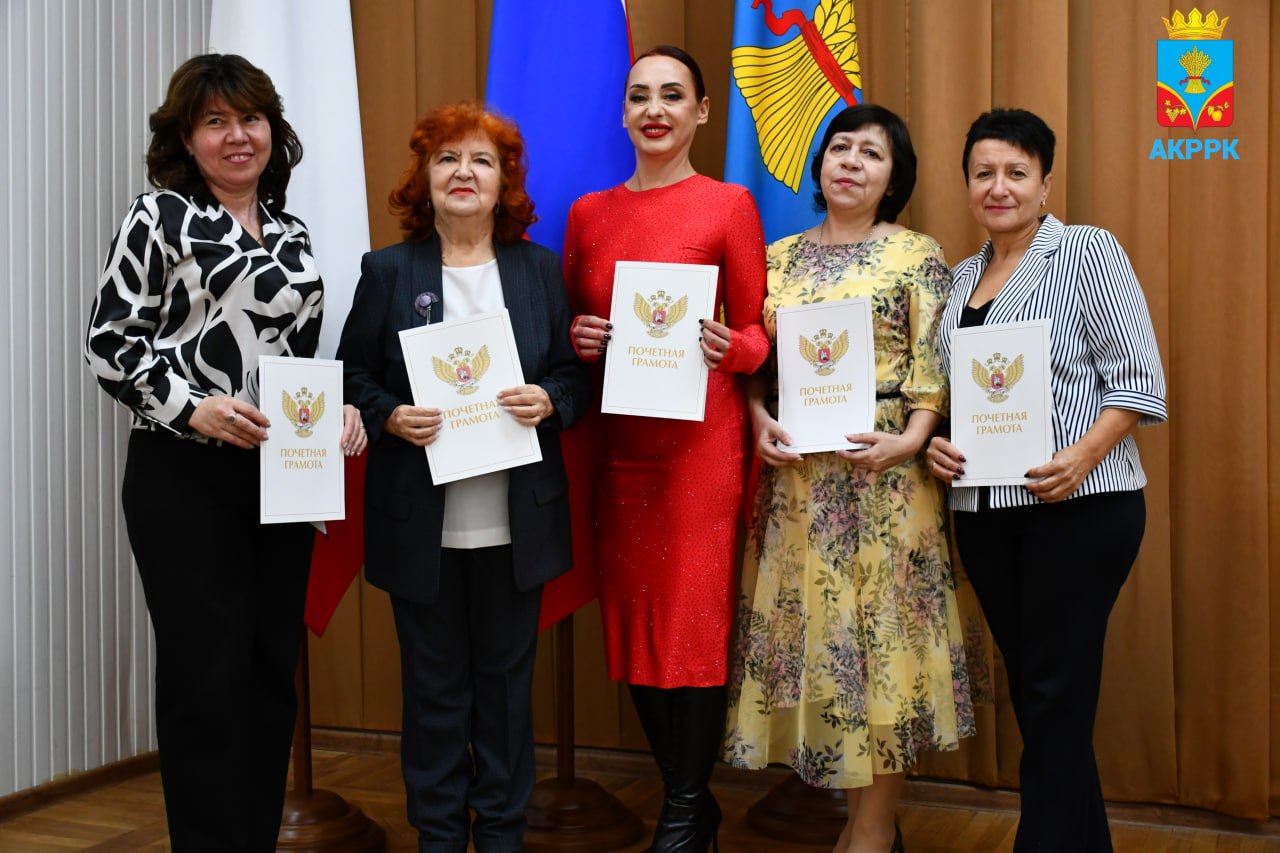 Накануне Дня народного единства в районе прошло торжественное мероприятие, посвящённое чествованию заслуженных работников, внёсших значимый вклад в развитие района Накануне Дня народного единства в районе прошло торжественное мероприятие, посвящённое чествованию заслуженных работников, внёсших значимый вклад в развитие района
